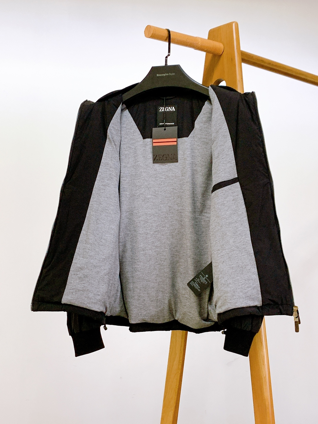 Ermenegildo Zegna 杰尼亚 2025FW秋冬新品 轻薄款羽绒服，冬日质感之选。内里填充9