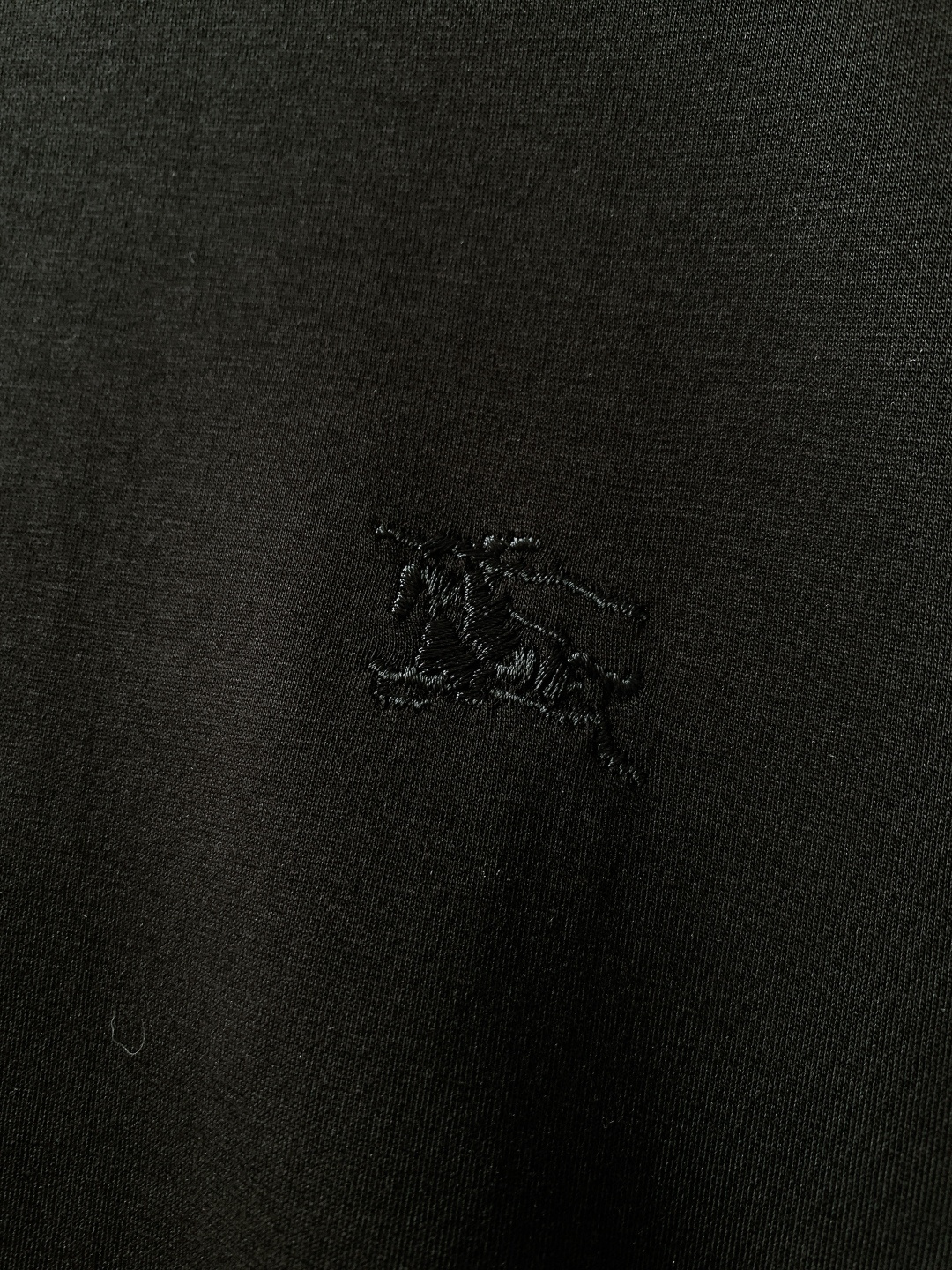 Burberry 巴宝莉 2025FW秋冬新品基础款打底衫，经典格纹里的低调质感。看似简约的纯色打底，藏