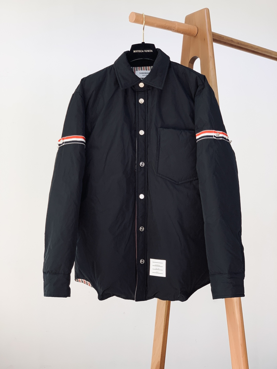 Thom Browne 汤姆·布朗 2025FW秋冬新品 衬衫式夹克羽绒服。面料与保暖：外层是哑光黑细密