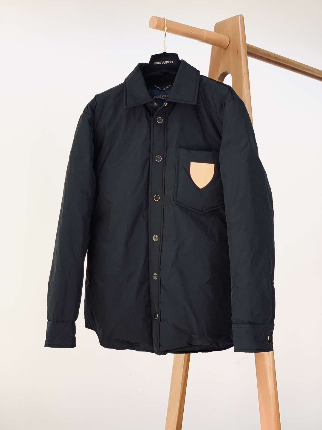 LouisVuitton 路易威登 2025FW秋冬新品 衬衫式夹克羽绒服。面料与保暖：外层是哑光黑细密