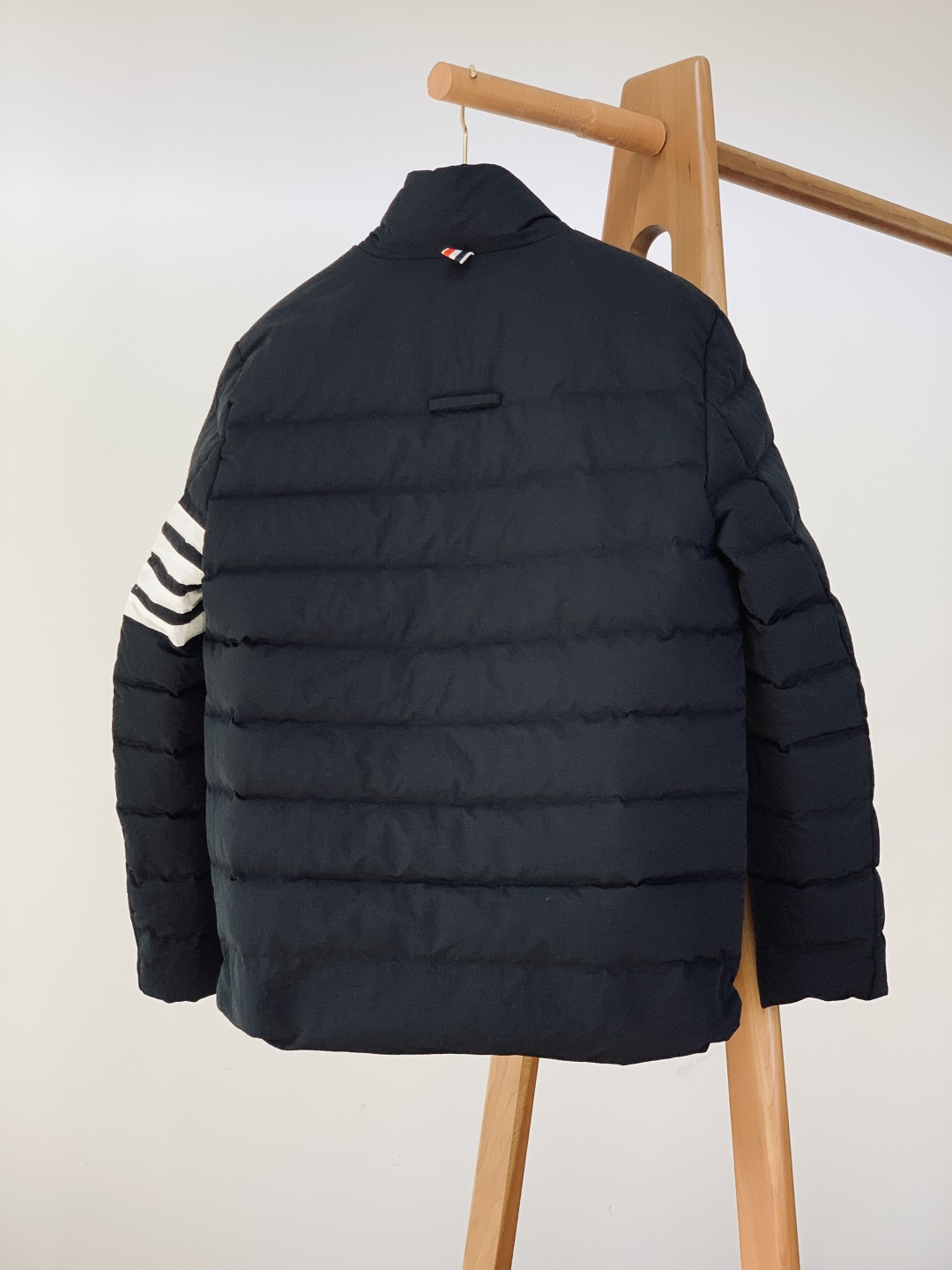 Thom Browne 汤姆·布朗 2025FW秋冬新品 经典款四杠夹克羽绒服，把极简调性与细节奢感揉得