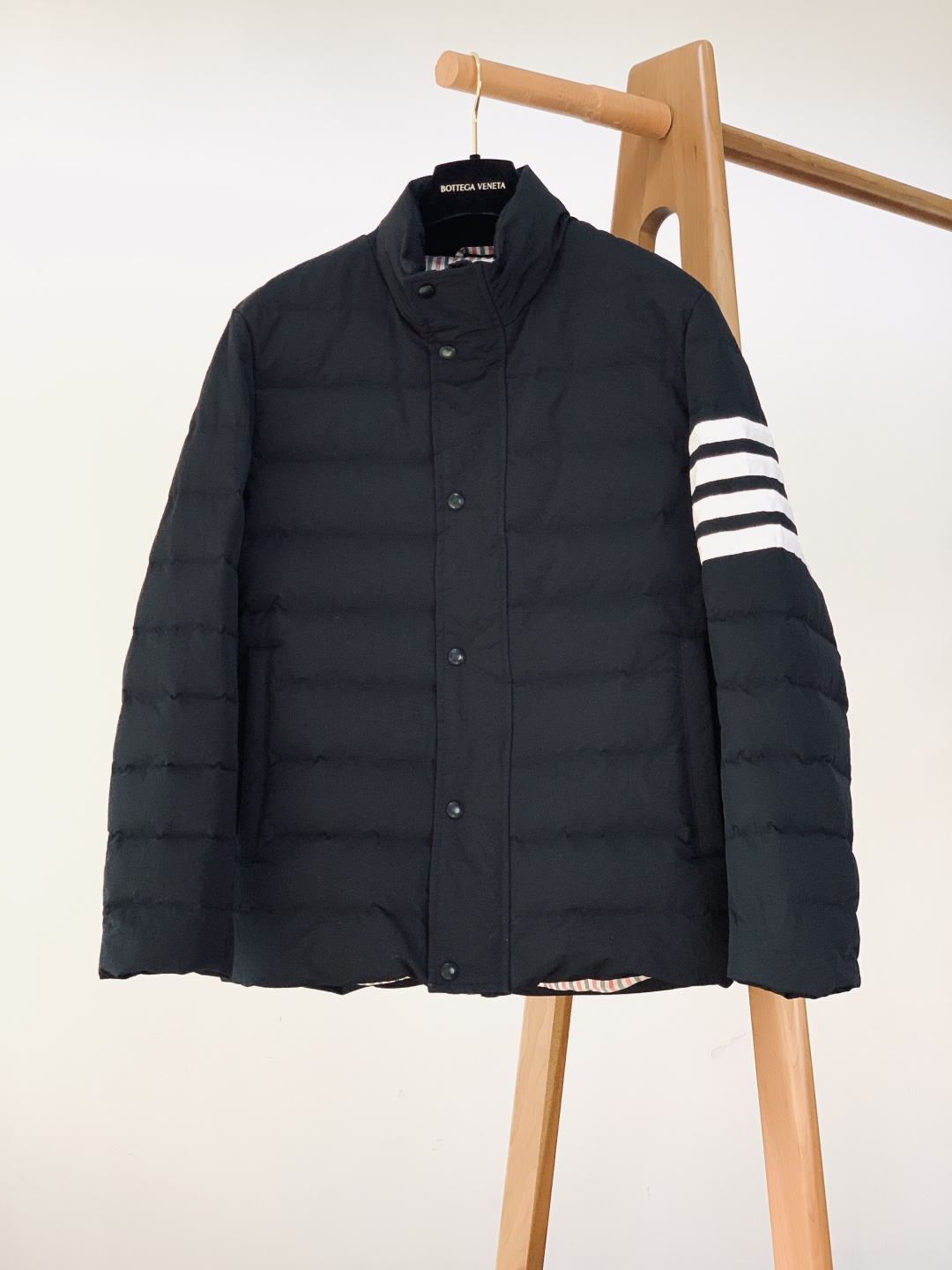 Thom Browne 汤姆·布朗 2025FW秋冬新品 经典款四杠夹克羽绒服，把极简调性与细节奢感揉得