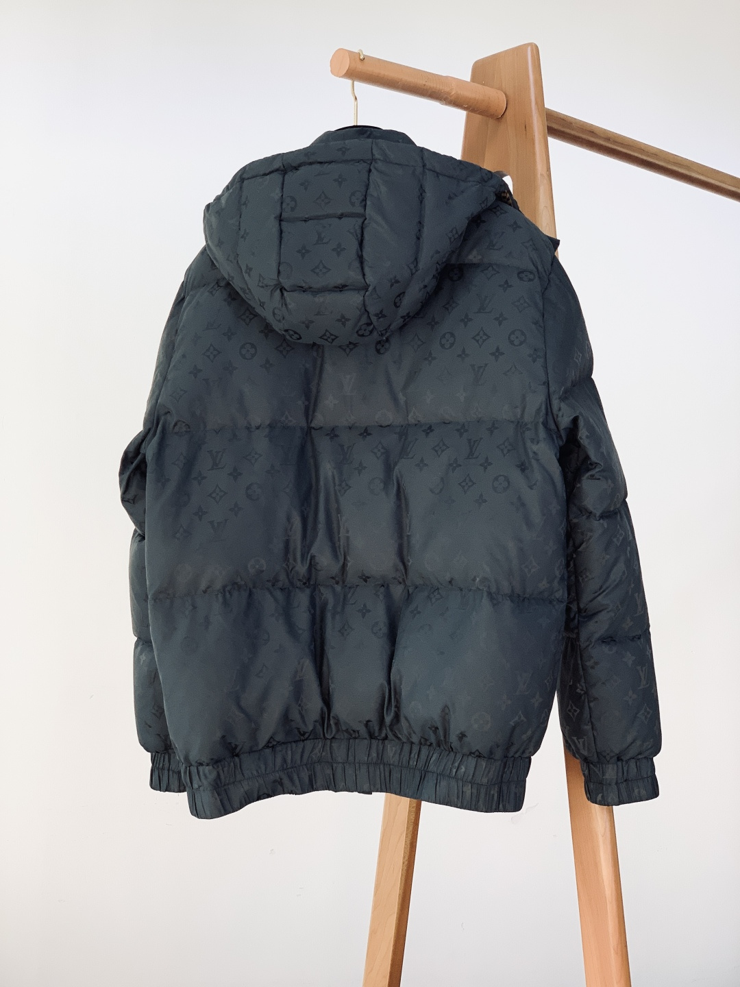 LouisVuitton 路易威登 2025FW秋冬新品 休闲连帽羽绒服。面料与保暖：外层是深墨绿暗纹面