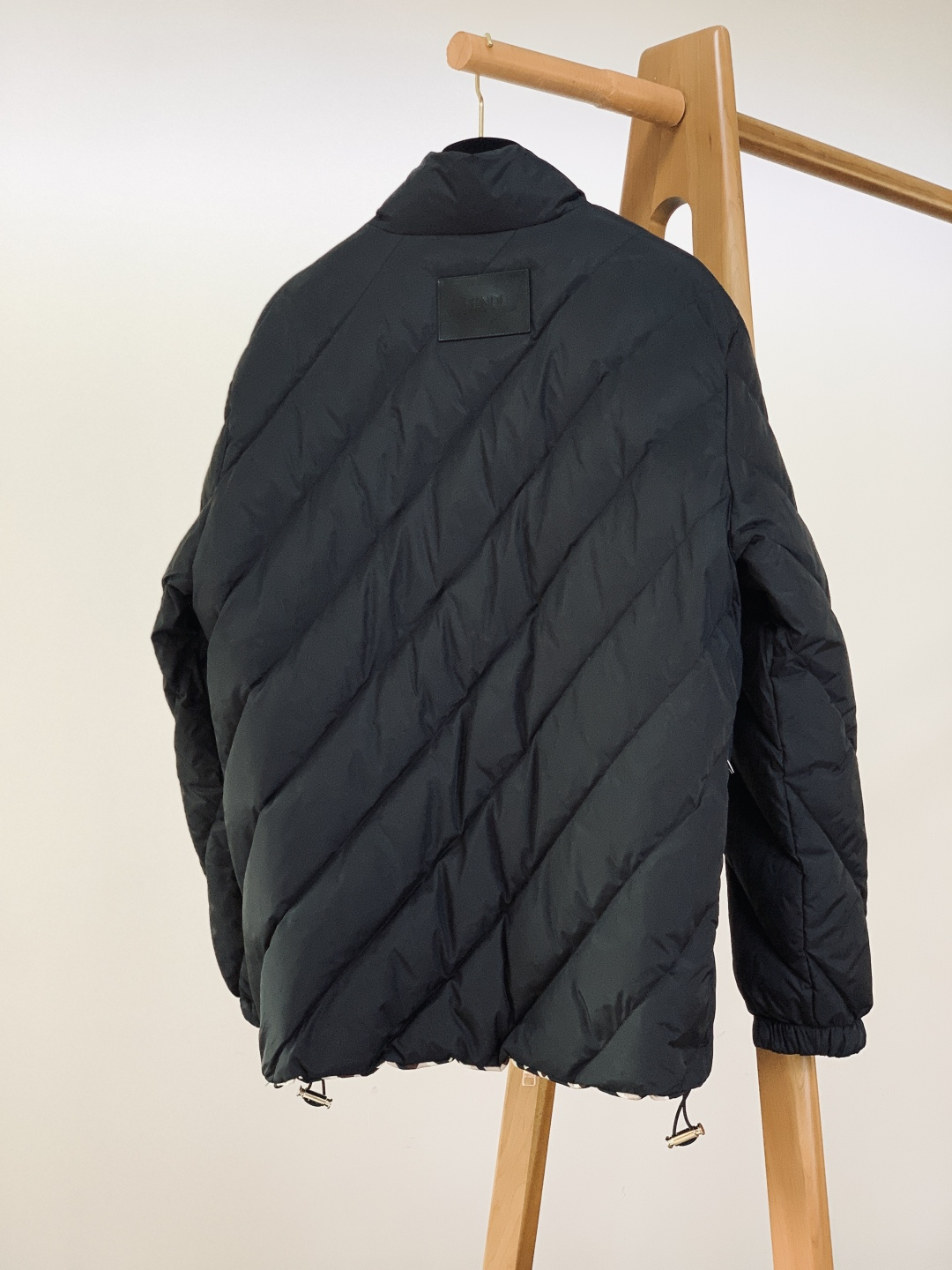 Fendi 芬迪 2025FW秋冬新品 双面穿夹克羽绒服，把两面风格与奢级保暖融于一身。面料与保暖：• 