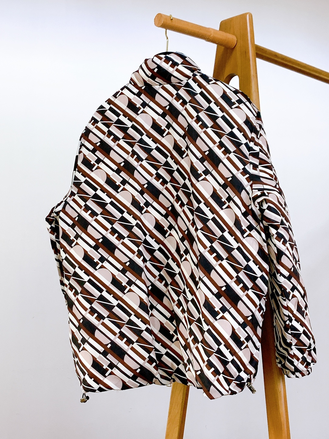 Fendi 芬迪 2025FW秋冬新品 双面穿夹克羽绒服，把两面风格与奢级保暖融于一身。面料与保暖：• 