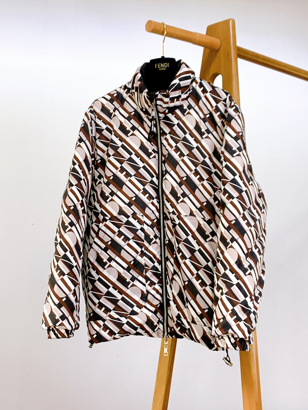 Fendi 芬迪 2025FW秋冬新品 双面穿夹克羽绒服，把两面风格与奢级保暖融于一身。面料与保暖：• 