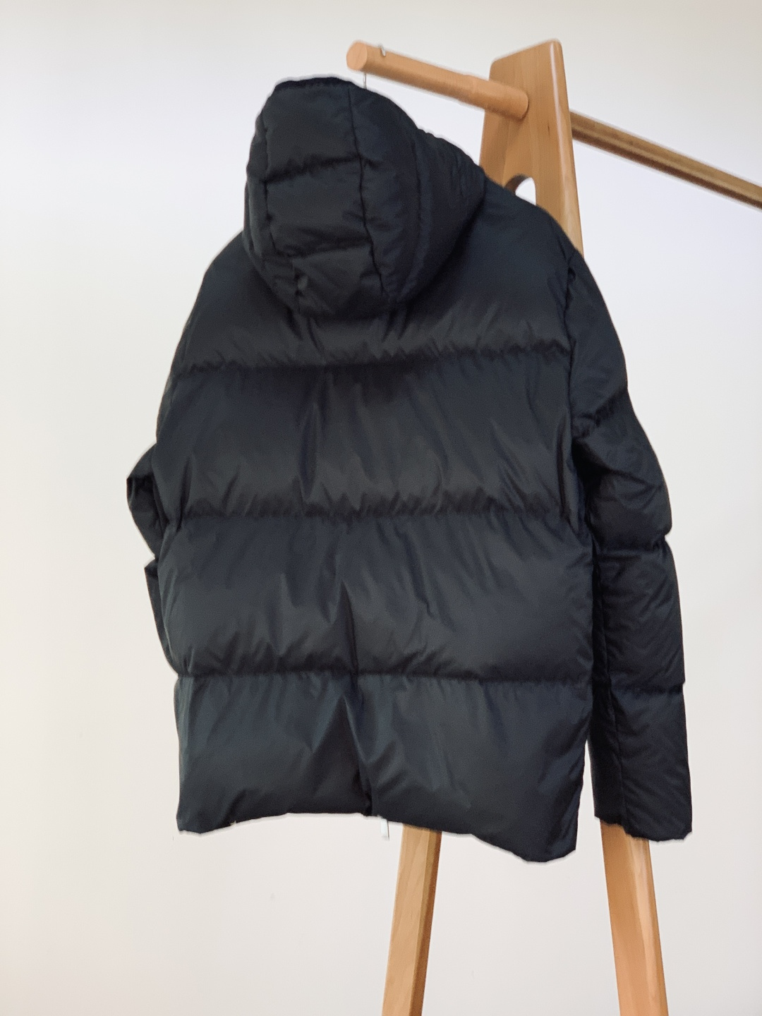 Dior Homme 迪奥·桀傲 CD标识连帽羽绒服采用简约设计，胸前有品牌刺绣标志，辨识度满分!高品质