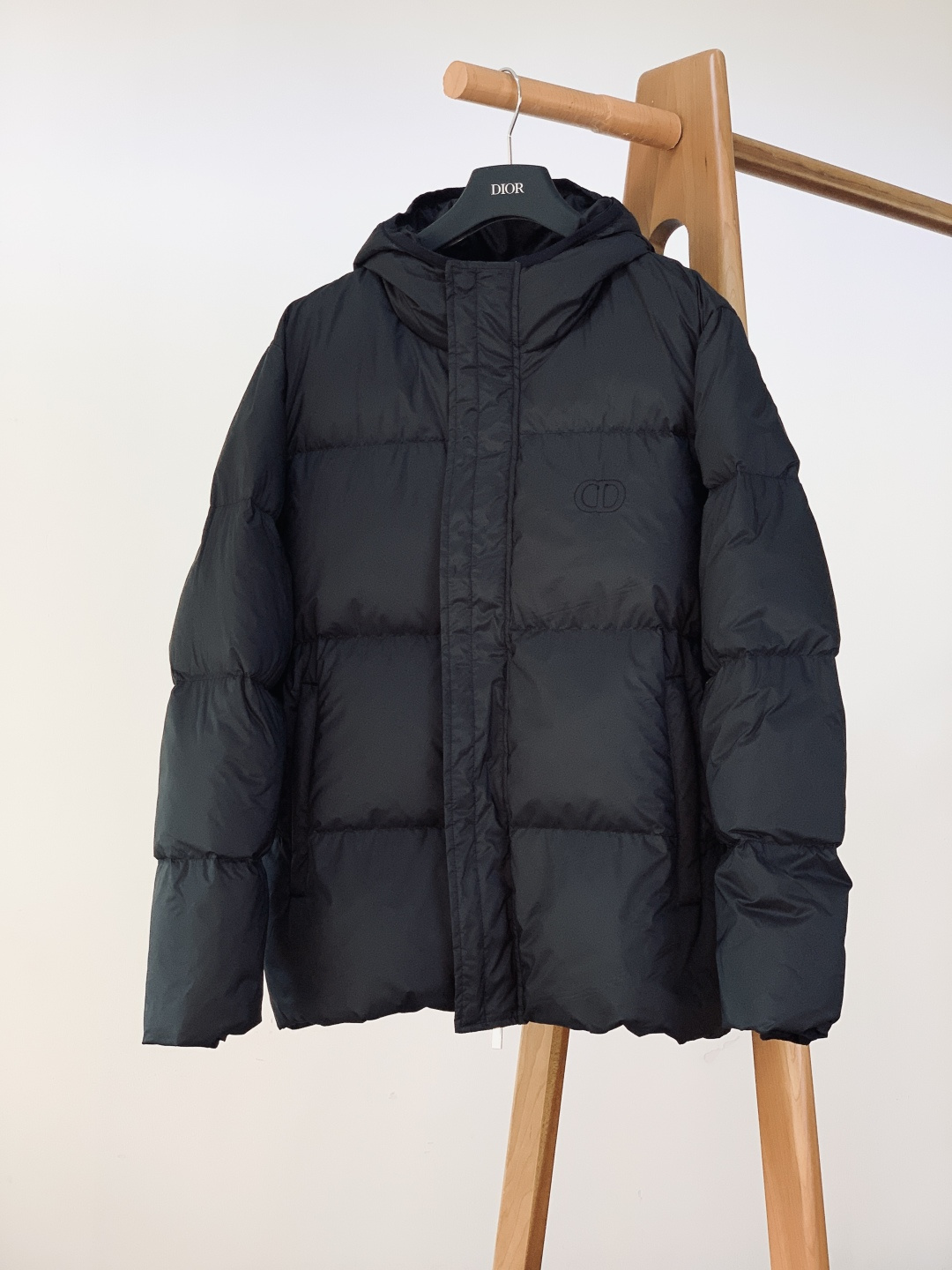 Dior Homme 迪奥·桀傲 CD标识连帽羽绒服采用简约设计，胸前有品牌刺绣标志，辨识度满分!高品质