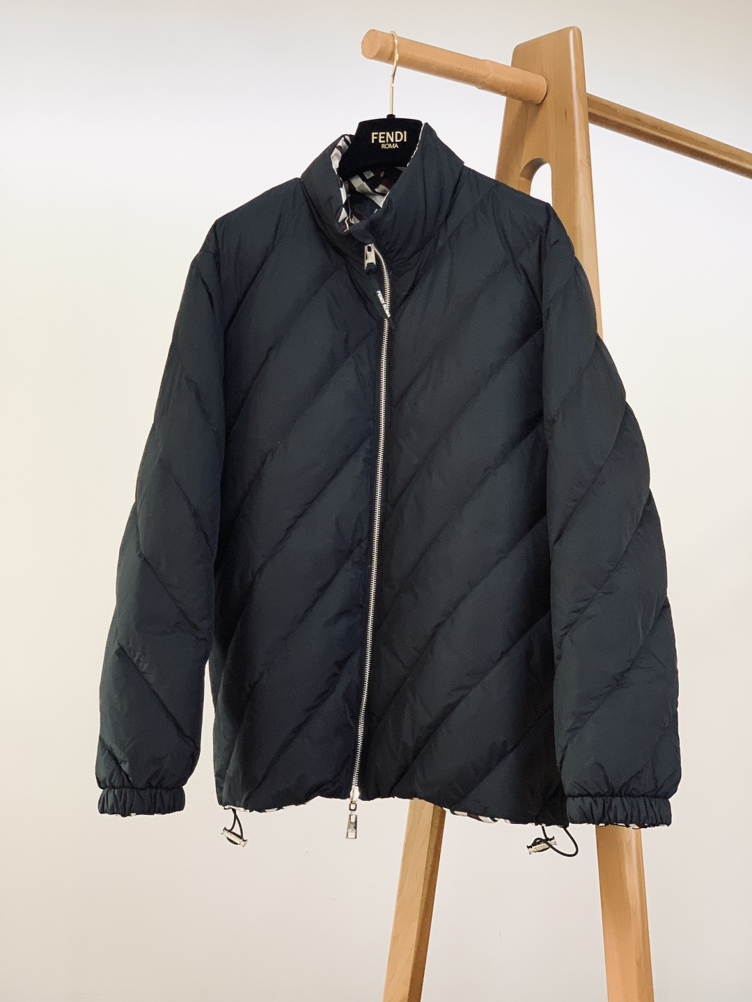 Fendi 芬迪 2025FW秋冬新品 双面穿夹克羽绒服，把两面风格与奢级保暖融于一身。面料与保暖：• 