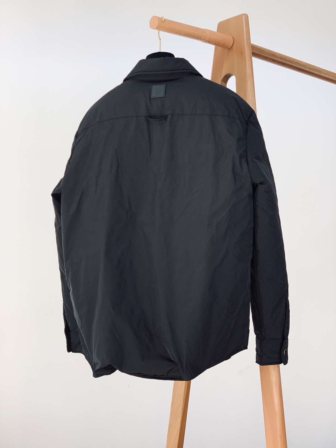 LouisVuitton 路易威登 2025FW秋冬新品 衬衫式夹克羽绒服。面料与保暖：外层是哑光黑细密