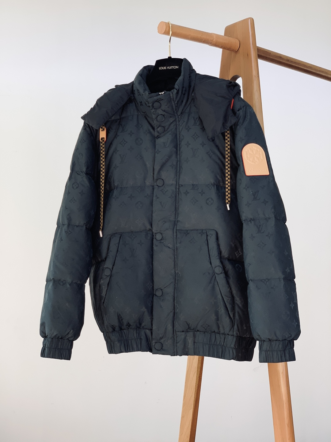 LouisVuitton 路易威登 2025FW秋冬新品 休闲连帽羽绒服。面料与保暖：外层是深墨绿暗纹面