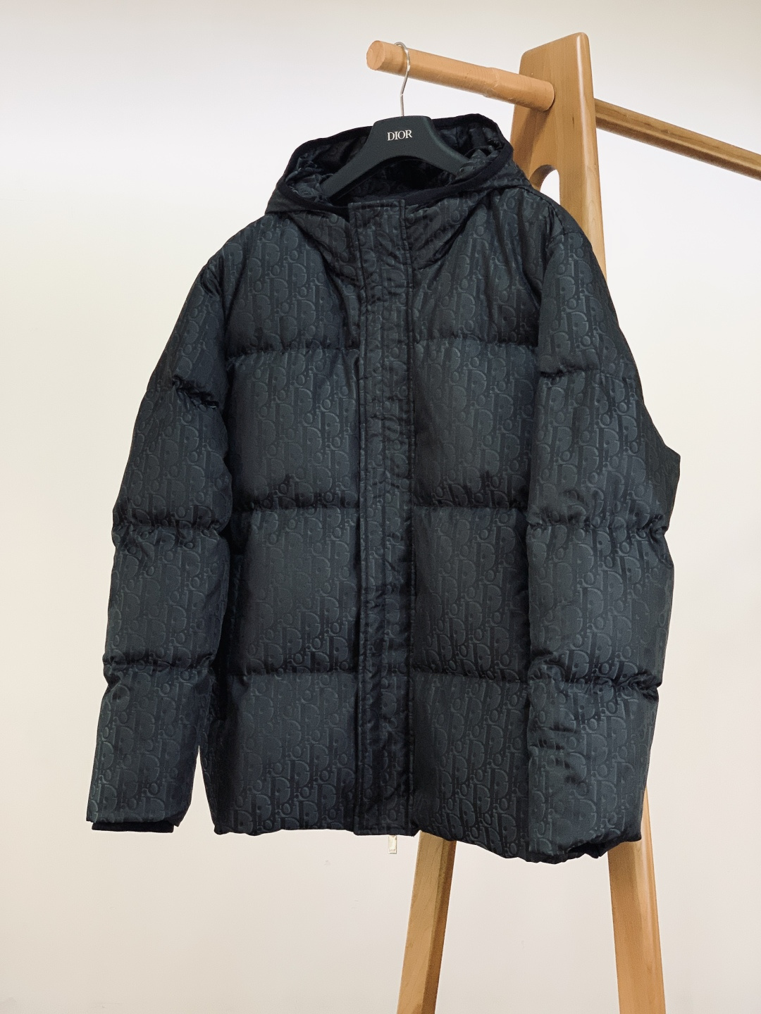 Dior Homme 迪奥·桀傲 2025FW秋冬新品 Oblique 连帽羽绒服。颜值与保暖双顶配，通