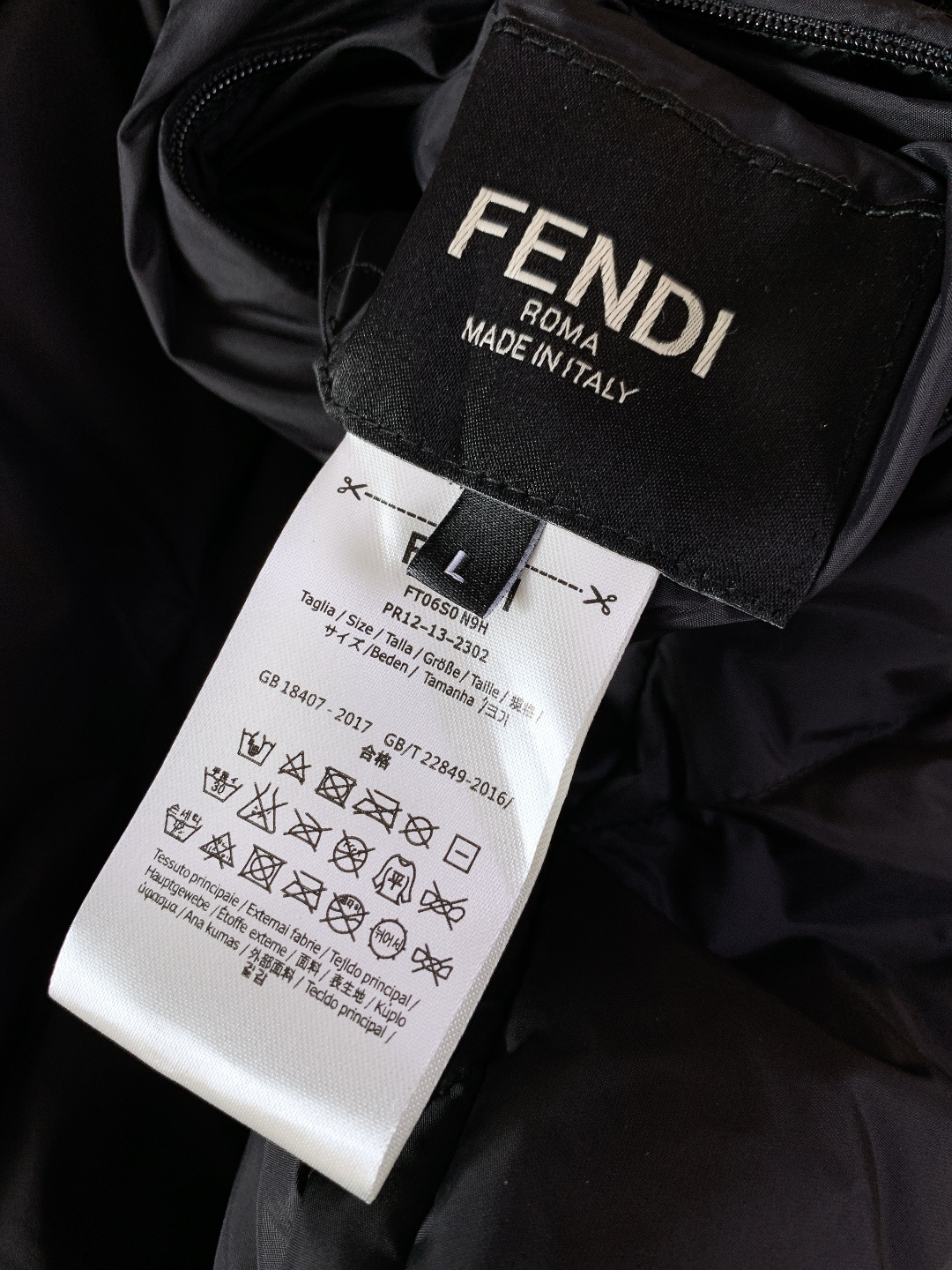 Fendi 芬迪 2025FW秋冬新品 双面穿夹克羽绒服，把两面风格与奢级保暖融于一身。面料与保暖：• 