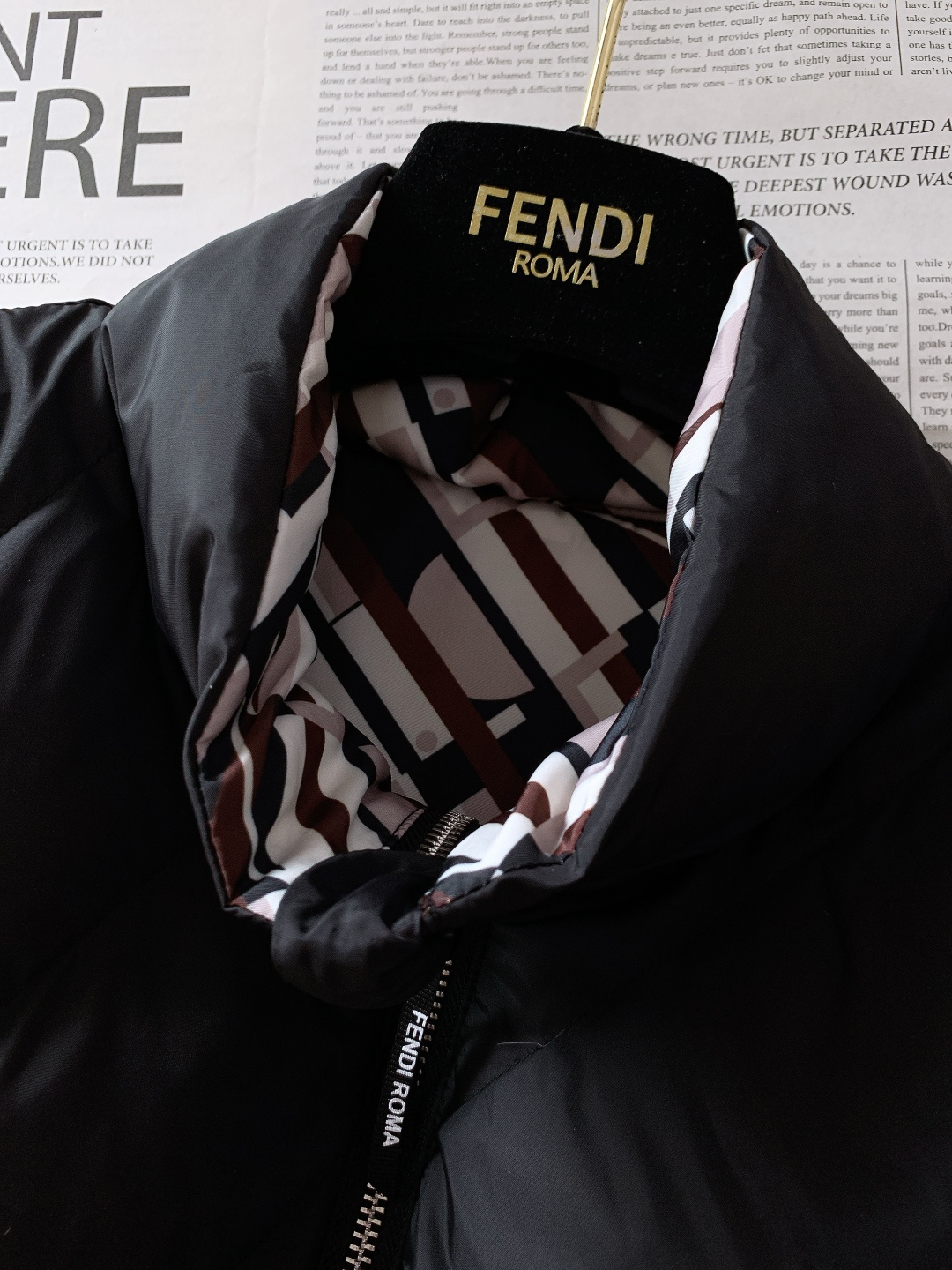 Fendi 芬迪 2025FW秋冬新品 双面穿夹克羽绒服，把两面风格与奢级保暖融于一身。面料与保暖：• 
