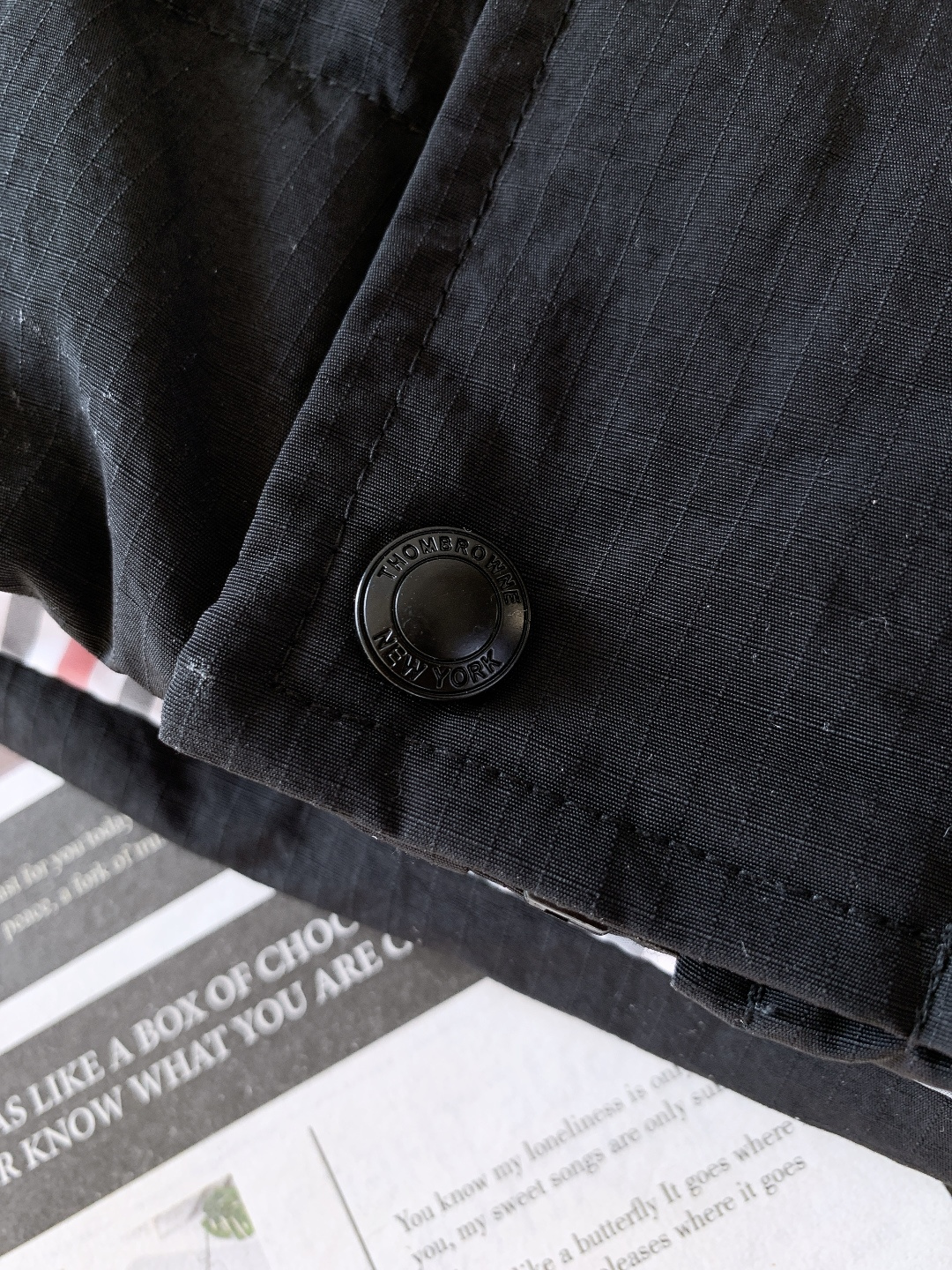 Thom Browne 汤姆·布朗 2025FW秋冬新品 经典款四杠夹克羽绒服，把极简调性与细节奢感揉得