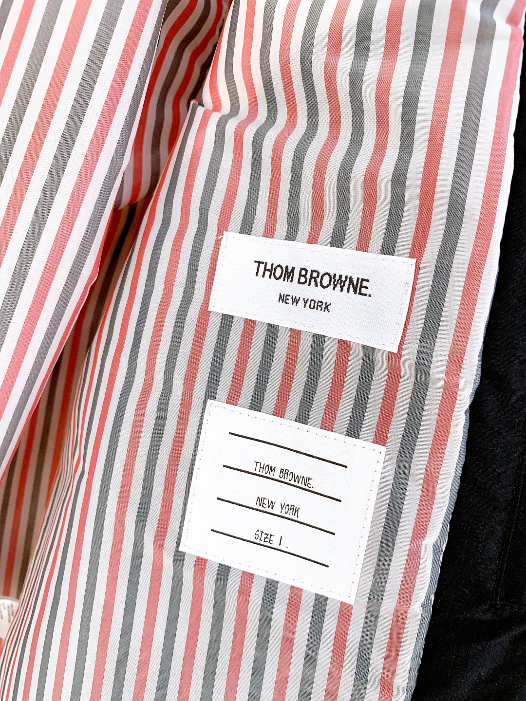 Thom Browne 汤姆·布朗 2025FW秋冬新品 经典款四杠夹克羽绒服，把极简调性与细节奢感揉得