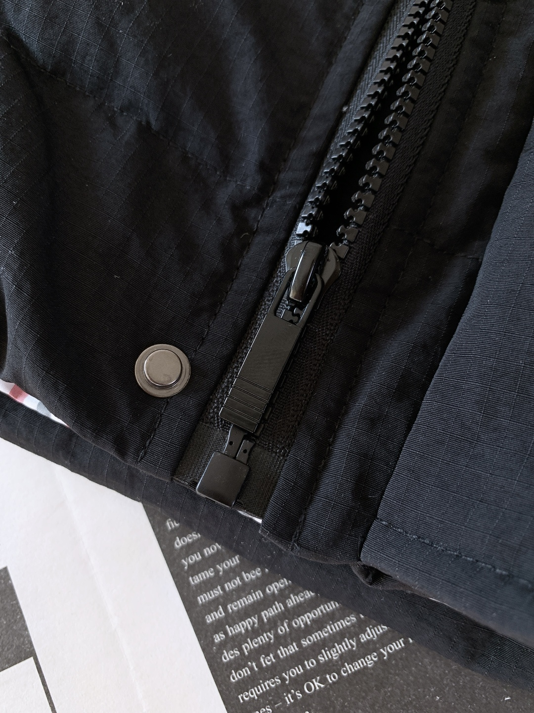 Thom Browne 汤姆·布朗 2025FW秋冬新品 经典款四杠夹克羽绒服，把极简调性与细节奢感揉得