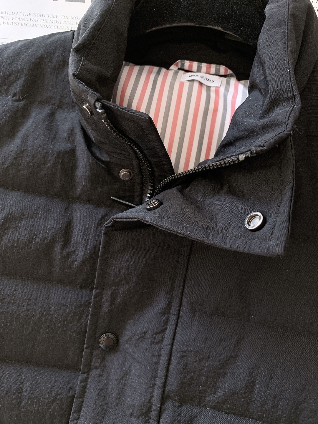 Thom Browne 汤姆·布朗 2025FW秋冬新品 经典款四杠夹克羽绒服，把极简调性与细节奢感揉得