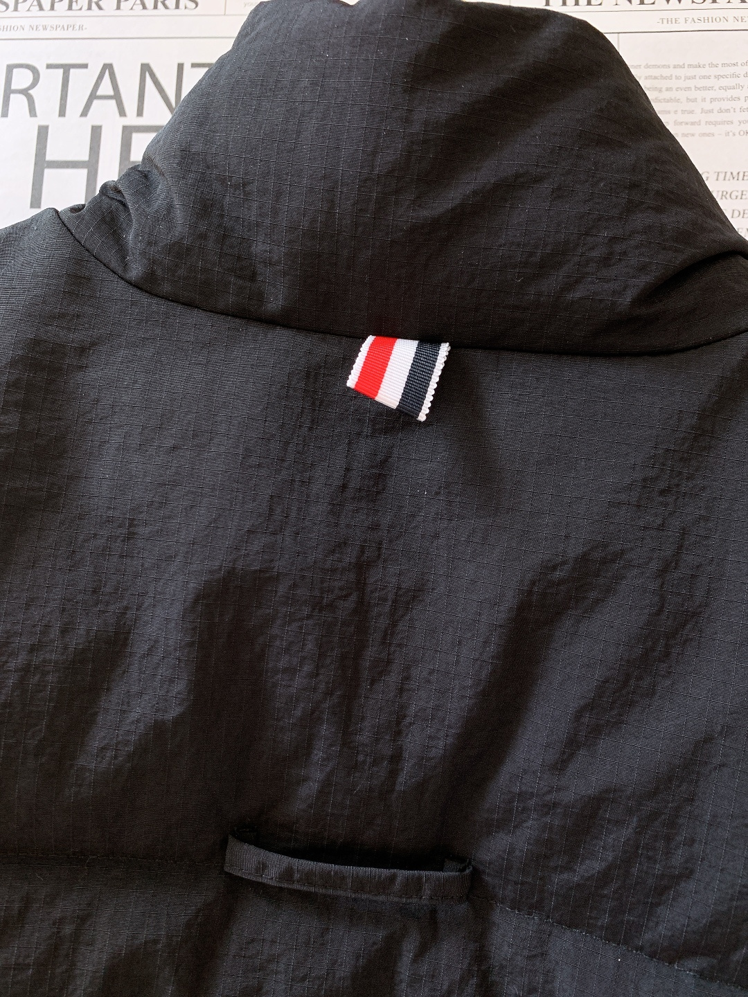 Thom Browne 汤姆·布朗 2025FW秋冬新品 经典款四杠夹克羽绒服，把极简调性与细节奢感揉得