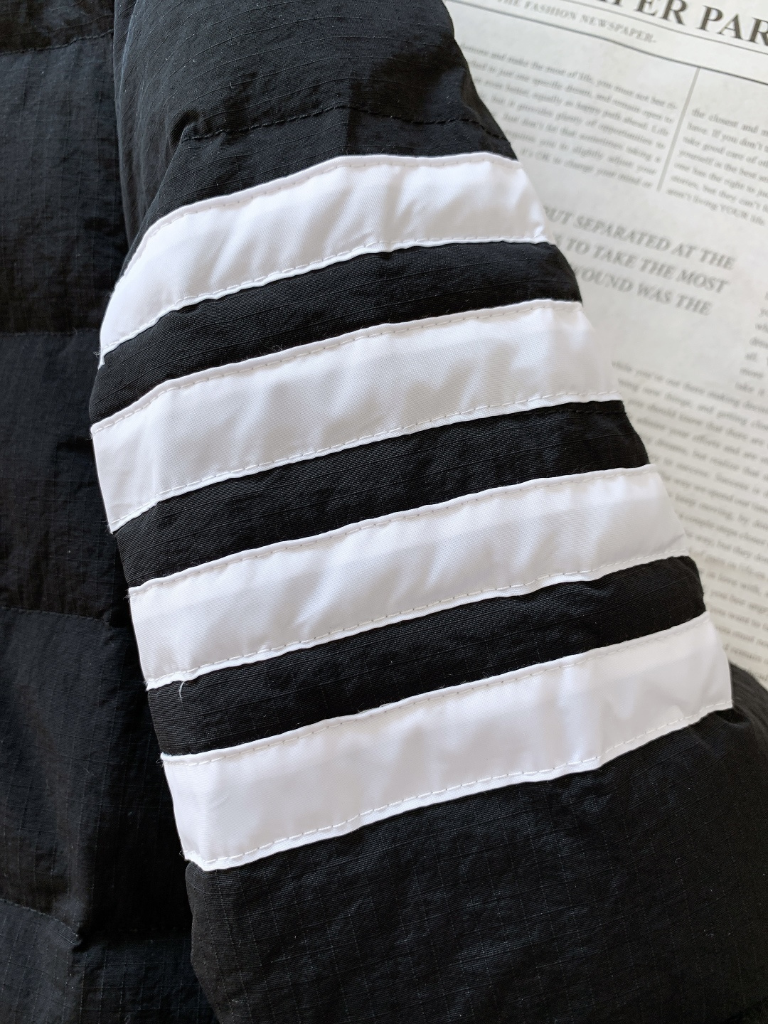 Thom Browne 汤姆·布朗 2025FW秋冬新品 经典款四杠夹克羽绒服，把极简调性与细节奢感揉得