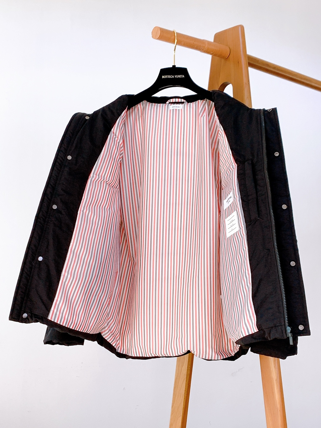 Thom Browne 汤姆·布朗 2025FW秋冬新品 经典款四杠夹克羽绒服，把极简调性与细节奢感揉得