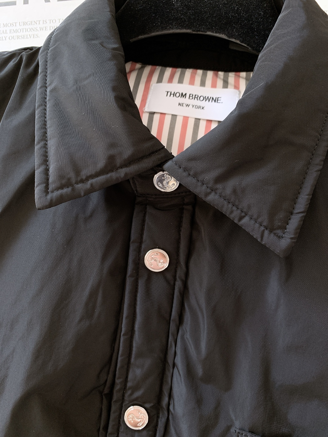 Thom Browne 汤姆·布朗 2025FW秋冬新品 衬衫式夹克羽绒服。面料与保暖：外层是哑光黑细密