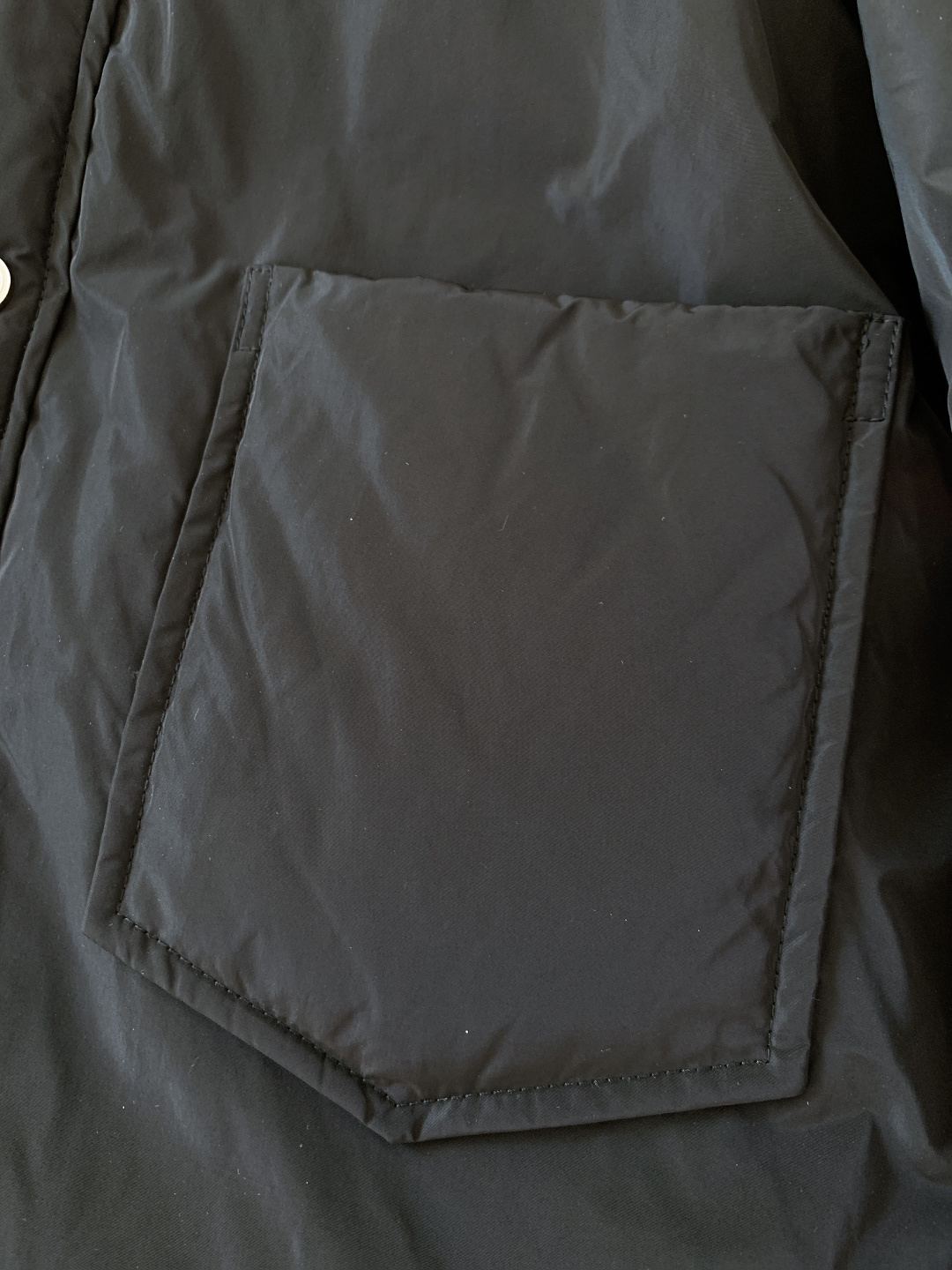 Thom Browne 汤姆·布朗 2025FW秋冬新品 衬衫式夹克羽绒服。面料与保暖：外层是哑光黑细密