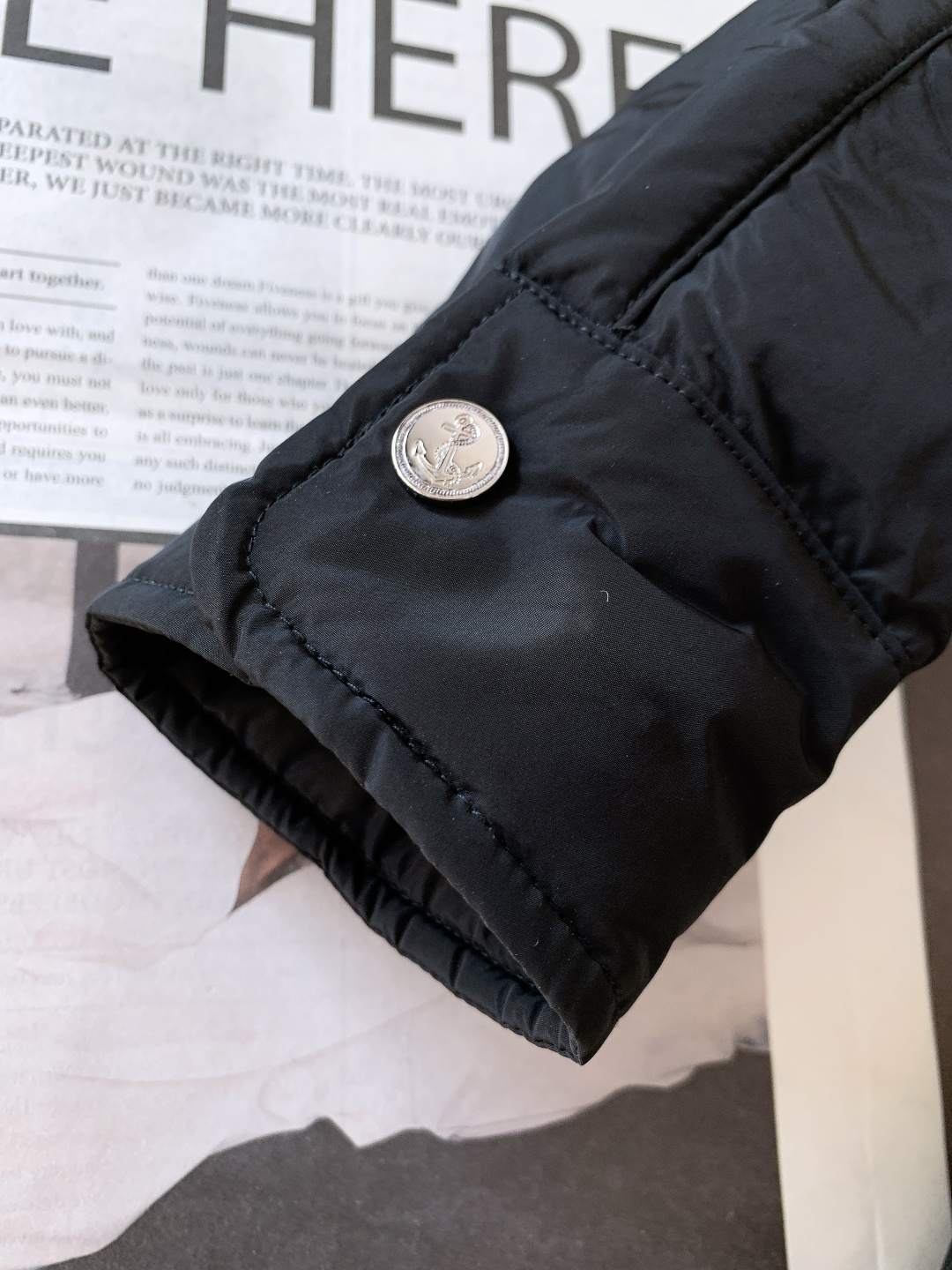 Thom Browne 汤姆·布朗 2025FW秋冬新品 衬衫式夹克羽绒服。面料与保暖：外层是哑光黑细密