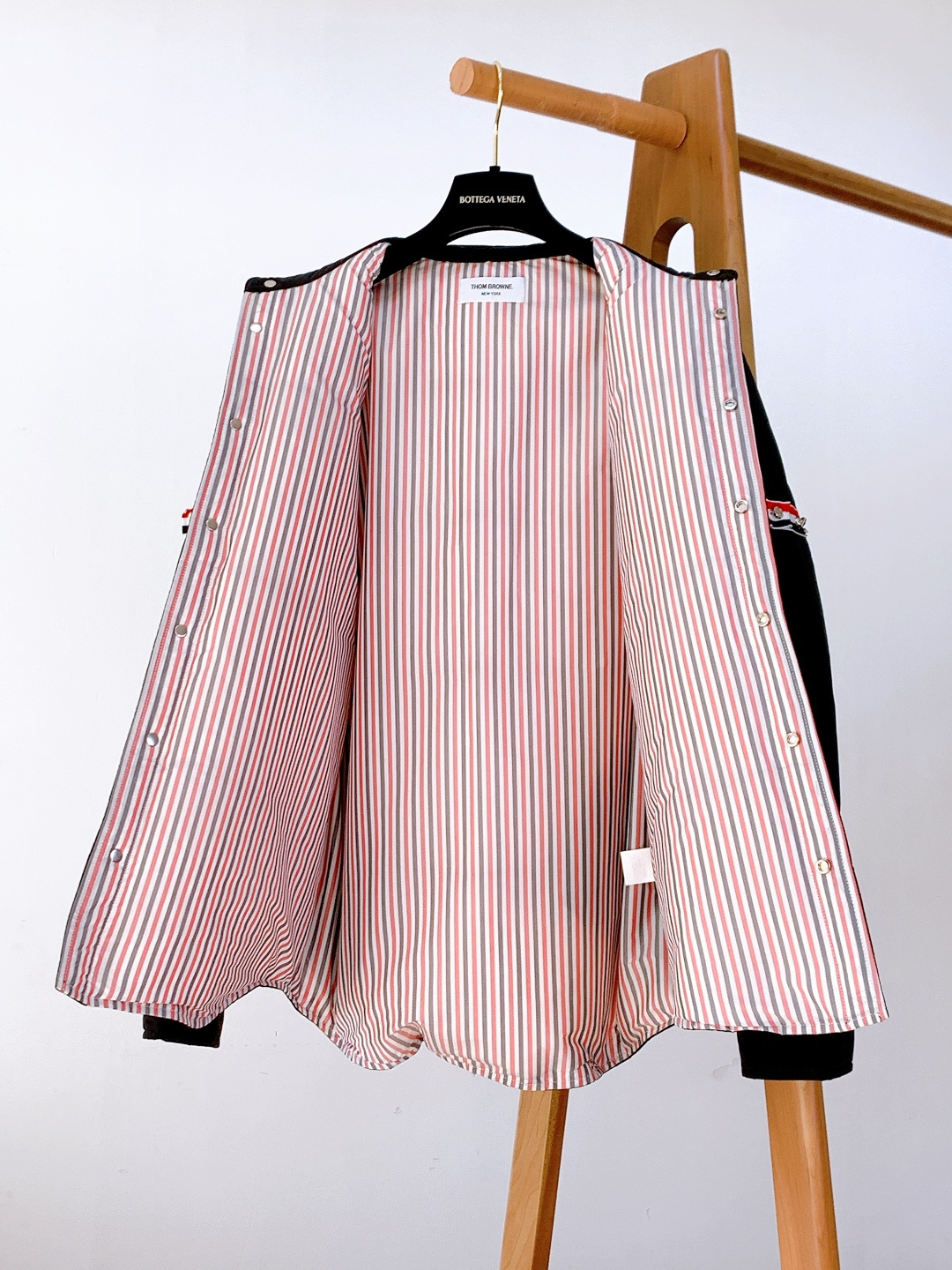 Thom Browne 汤姆·布朗 2025FW秋冬新品 衬衫式夹克羽绒服。面料与保暖：外层是哑光黑细密