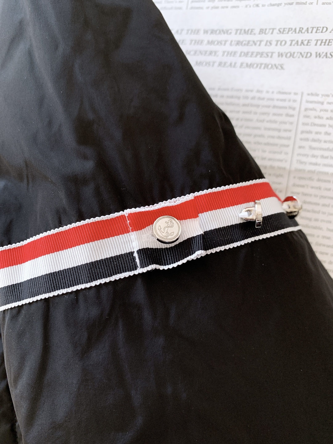 Thom Browne 汤姆·布朗 2025FW秋冬新品 衬衫式夹克羽绒服。面料与保暖：外层是哑光黑细密