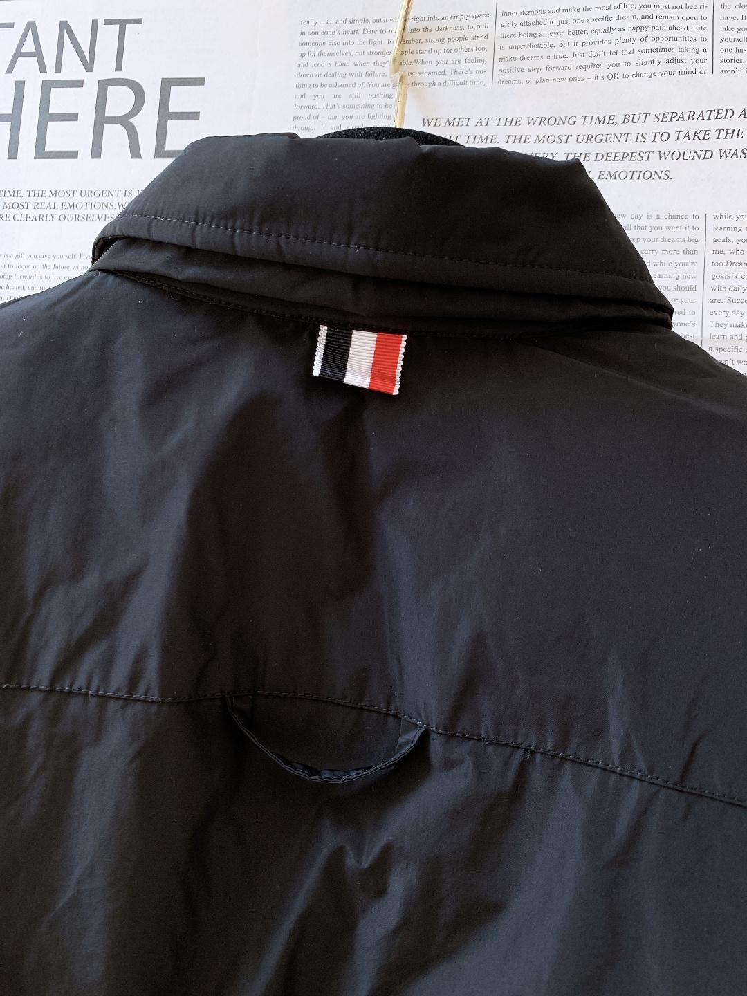 Thom Browne 汤姆·布朗 2025FW秋冬新品 衬衫式夹克羽绒服。面料与保暖：外层是哑光黑细密