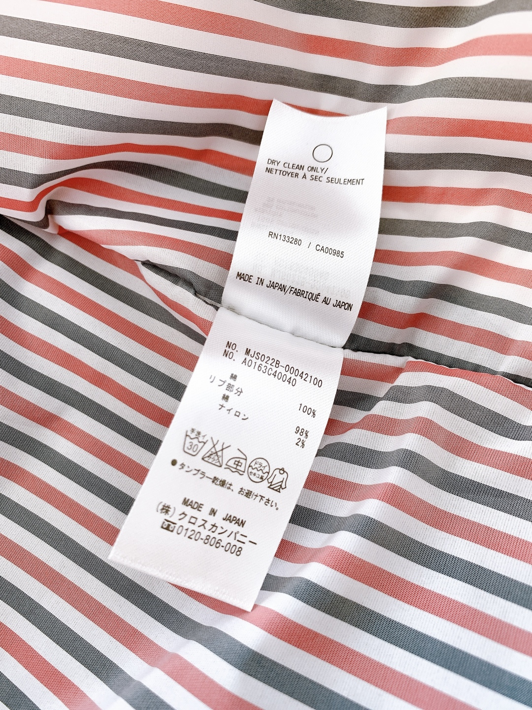 Thom Browne 汤姆·布朗 2025FW秋冬新品 衬衫式夹克羽绒服。面料与保暖：外层是哑光黑细密