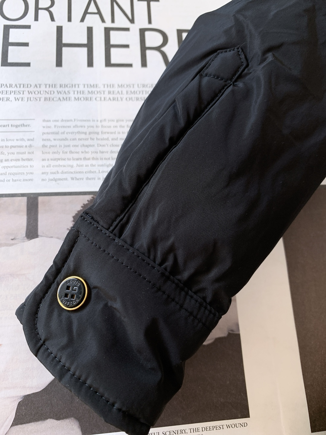 LouisVuitton 路易威登 2025FW秋冬新品 衬衫式夹克羽绒服。面料与保暖：外层是哑光黑细密