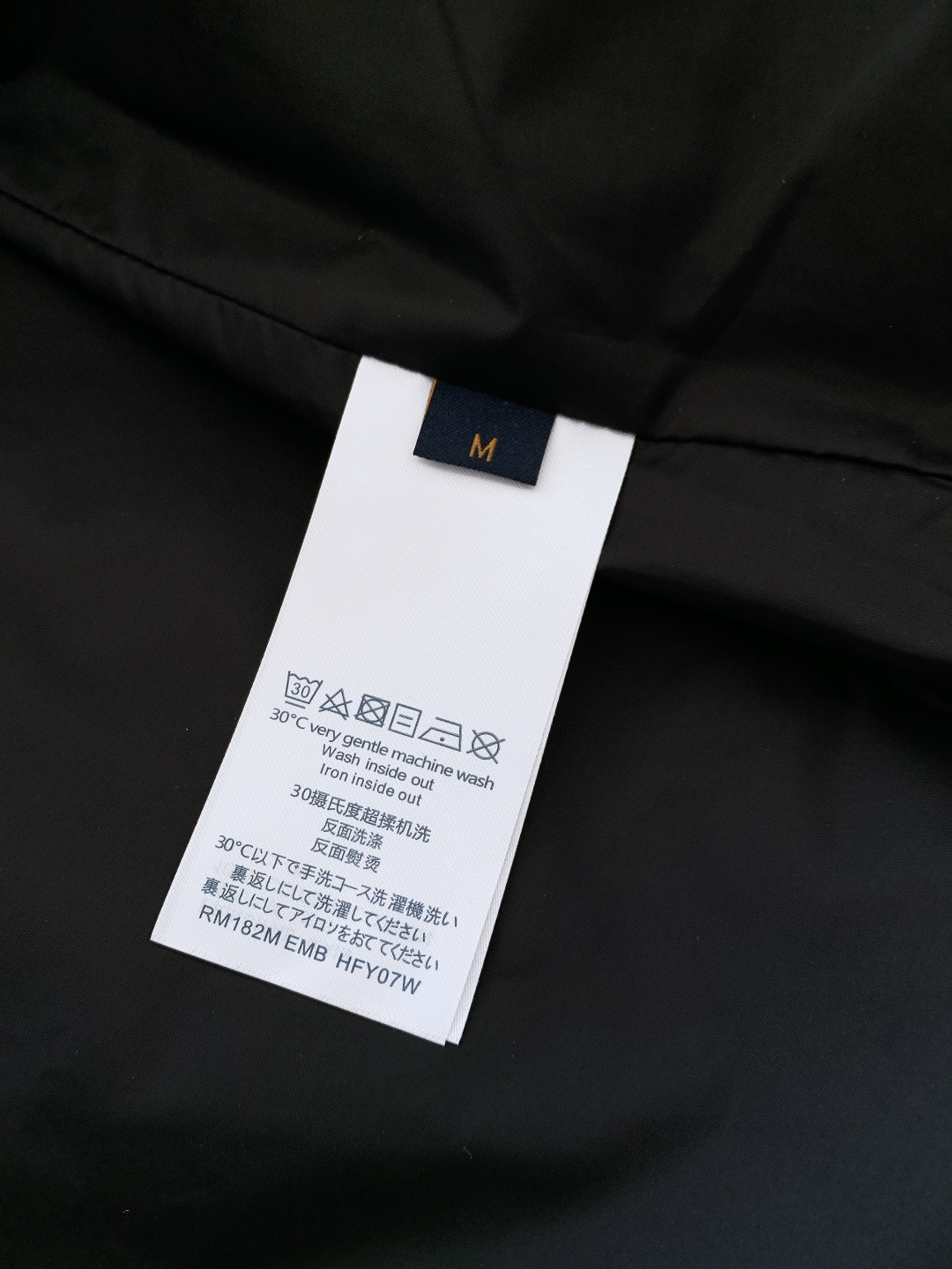 LouisVuitton 路易威登 2025FW秋冬新品 衬衫式夹克羽绒服。面料与保暖：外层是哑光黑细密