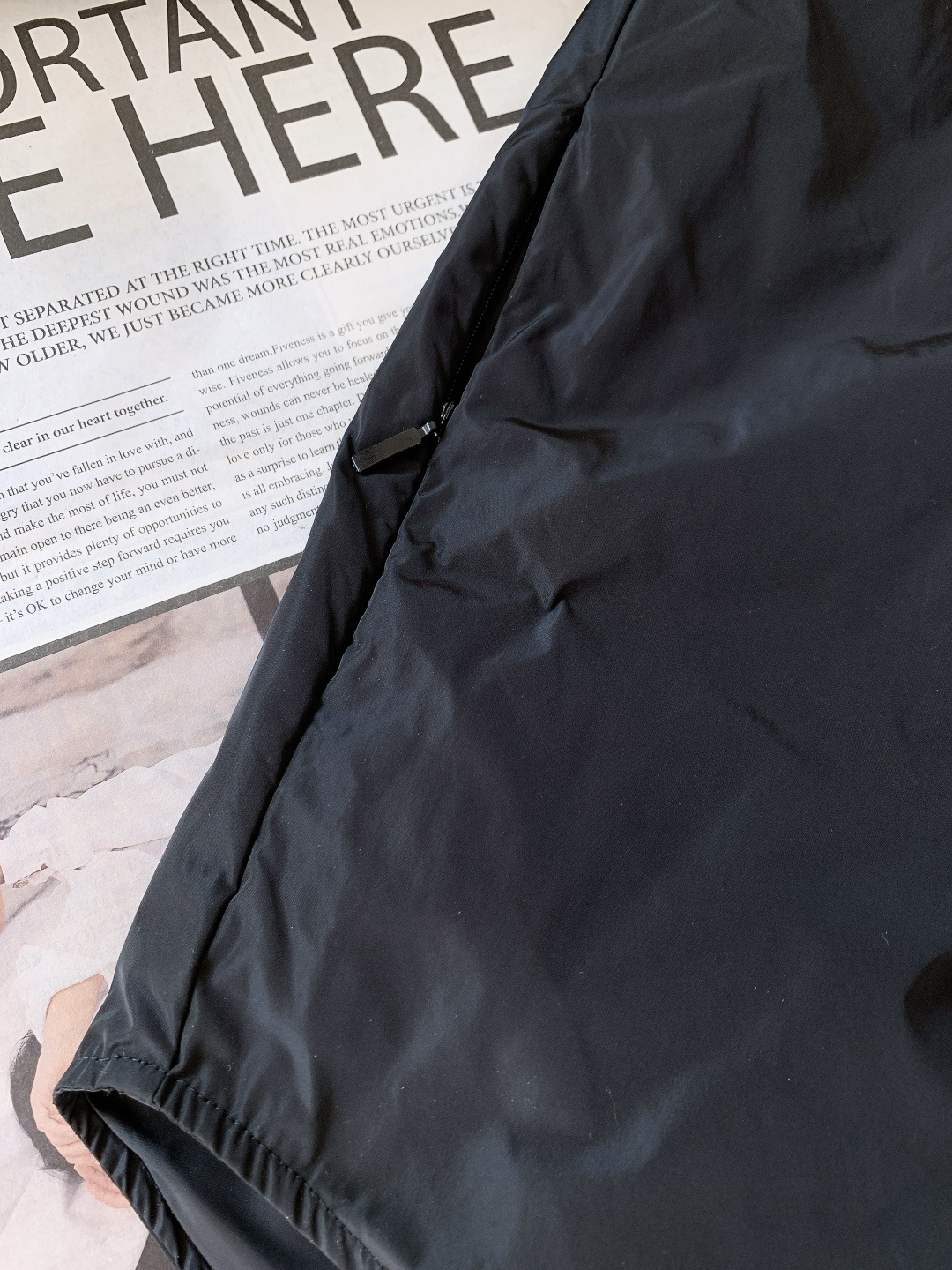 LouisVuitton 路易威登 2025FW秋冬新品 衬衫式夹克羽绒服。面料与保暖：外层是哑光黑细密