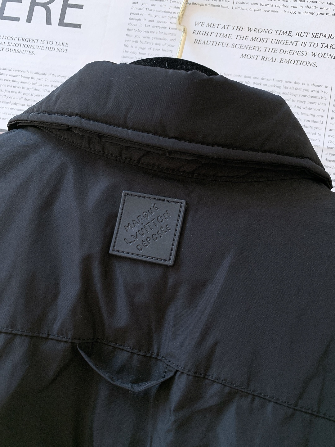LouisVuitton 路易威登 2025FW秋冬新品 衬衫式夹克羽绒服。面料与保暖：外层是哑光黑细密