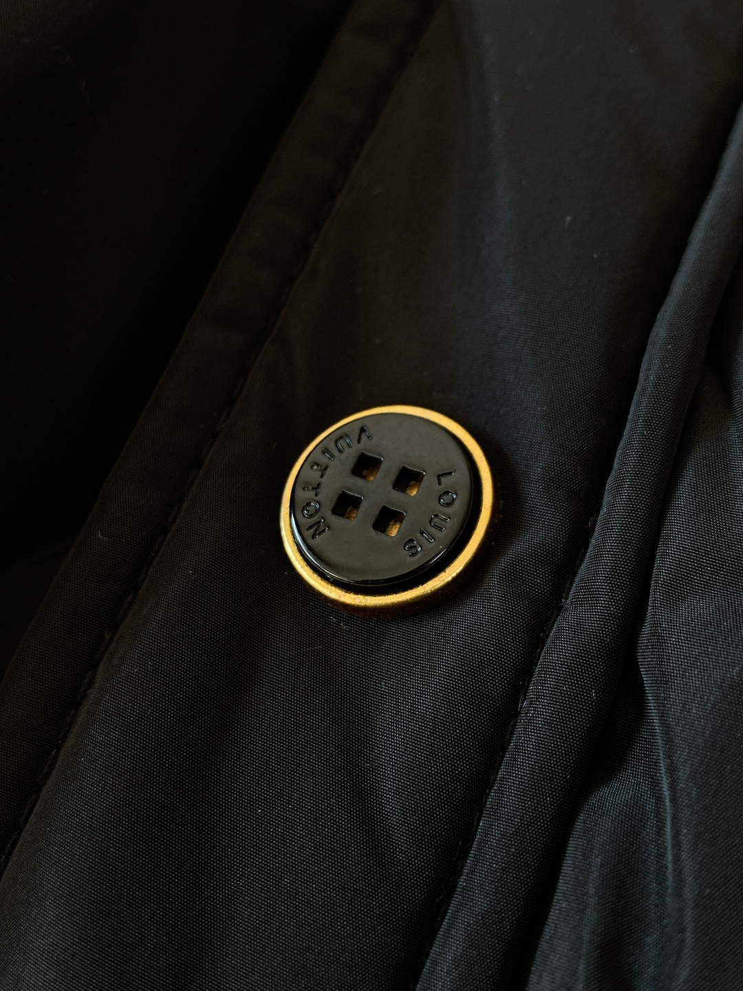 LouisVuitton 路易威登 2025FW秋冬新品 衬衫式夹克羽绒服。面料与保暖：外层是哑光黑细密