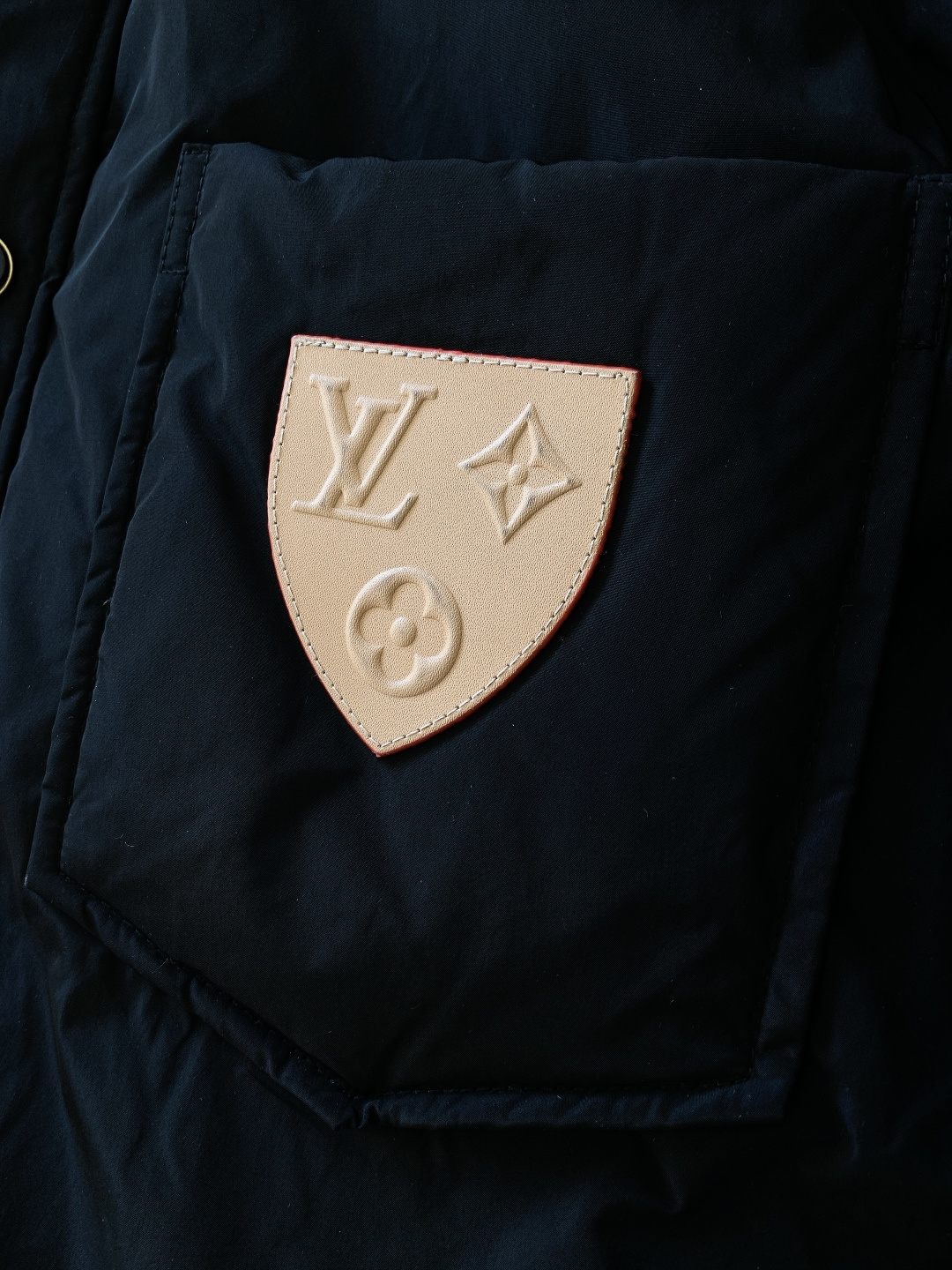 LouisVuitton 路易威登 2025FW秋冬新品 衬衫式夹克羽绒服。面料与保暖：外层是哑光黑细密