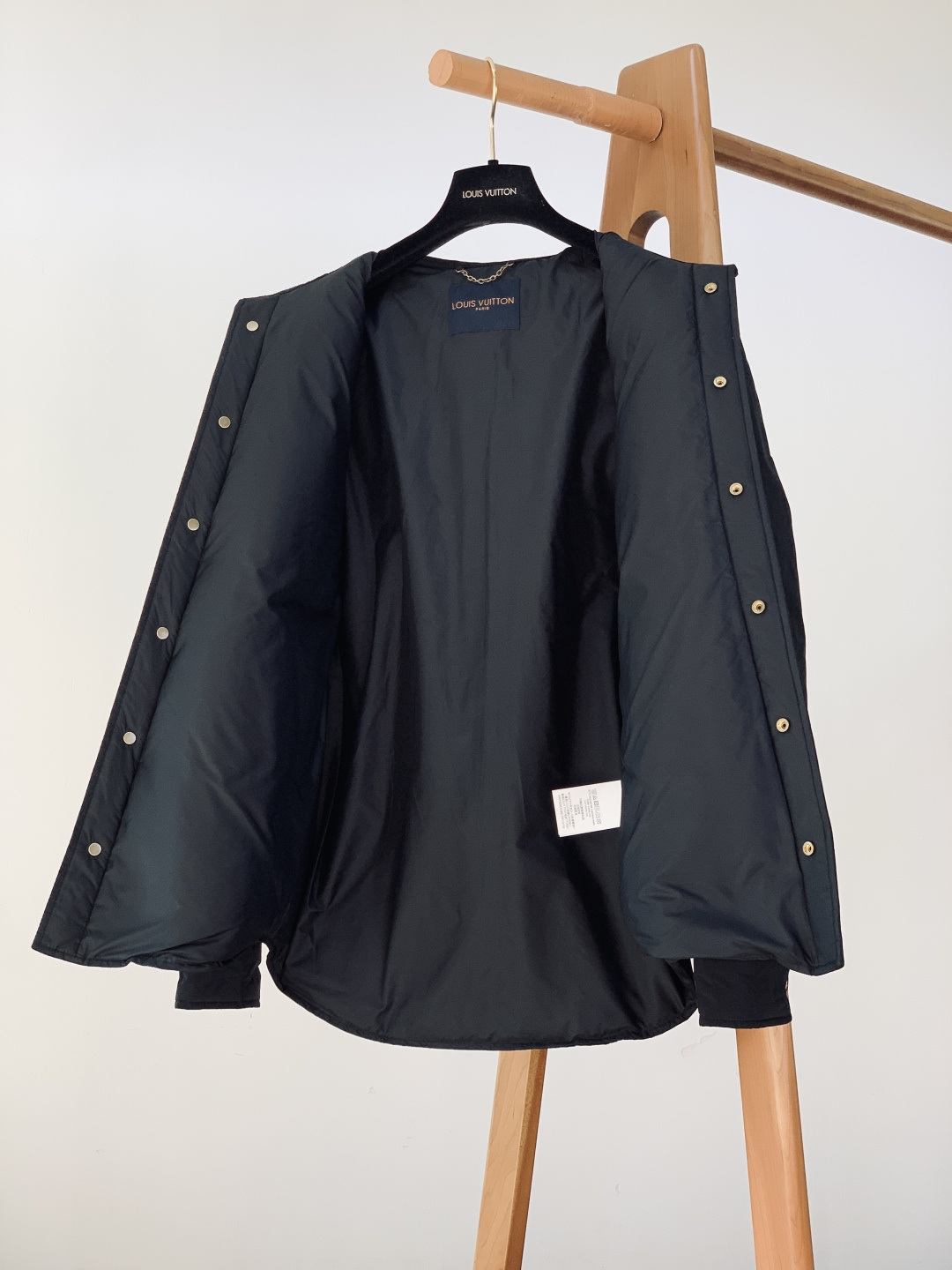 LouisVuitton 路易威登 2025FW秋冬新品 衬衫式夹克羽绒服。面料与保暖：外层是哑光黑细密