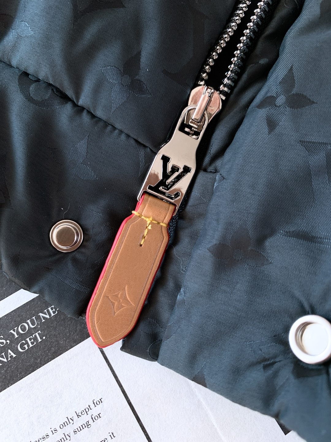 LouisVuitton 路易威登 2025FW秋冬新品 休闲连帽羽绒服。面料与保暖：外层是深墨绿暗纹面