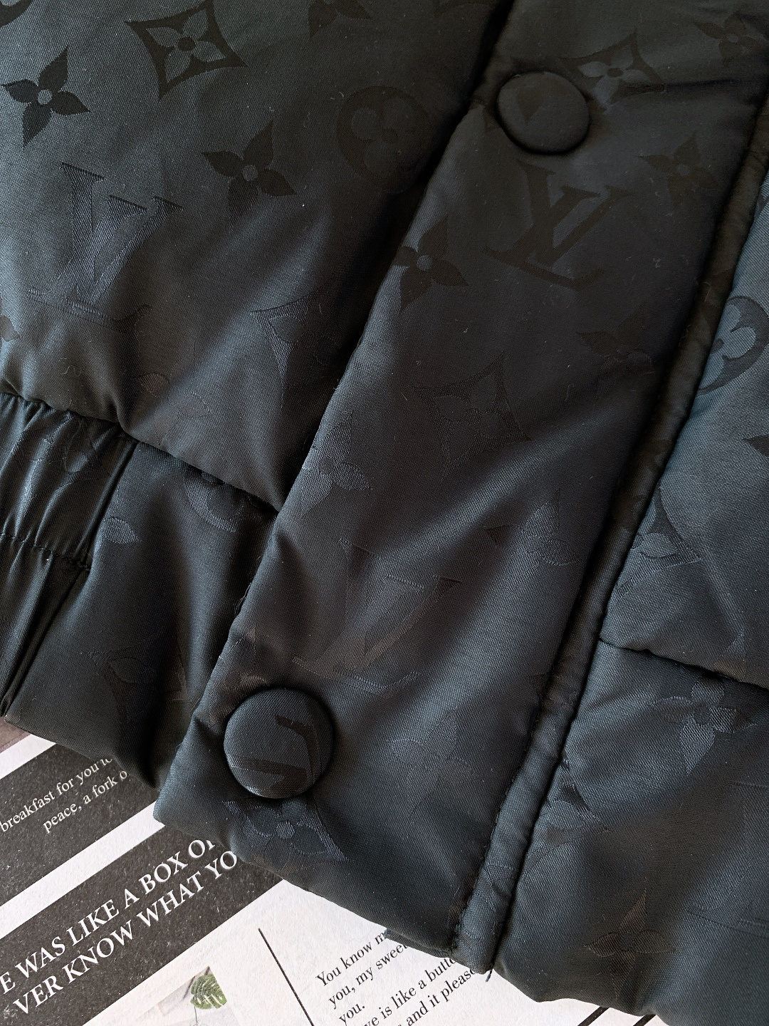 LouisVuitton 路易威登 2025FW秋冬新品 休闲连帽羽绒服。面料与保暖：外层是深墨绿暗纹面