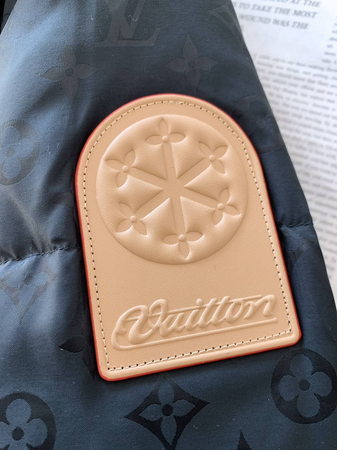 LouisVuitton 路易威登 2025FW秋冬新品 休闲连帽羽绒服。面料与保暖：外层是深墨绿暗纹面