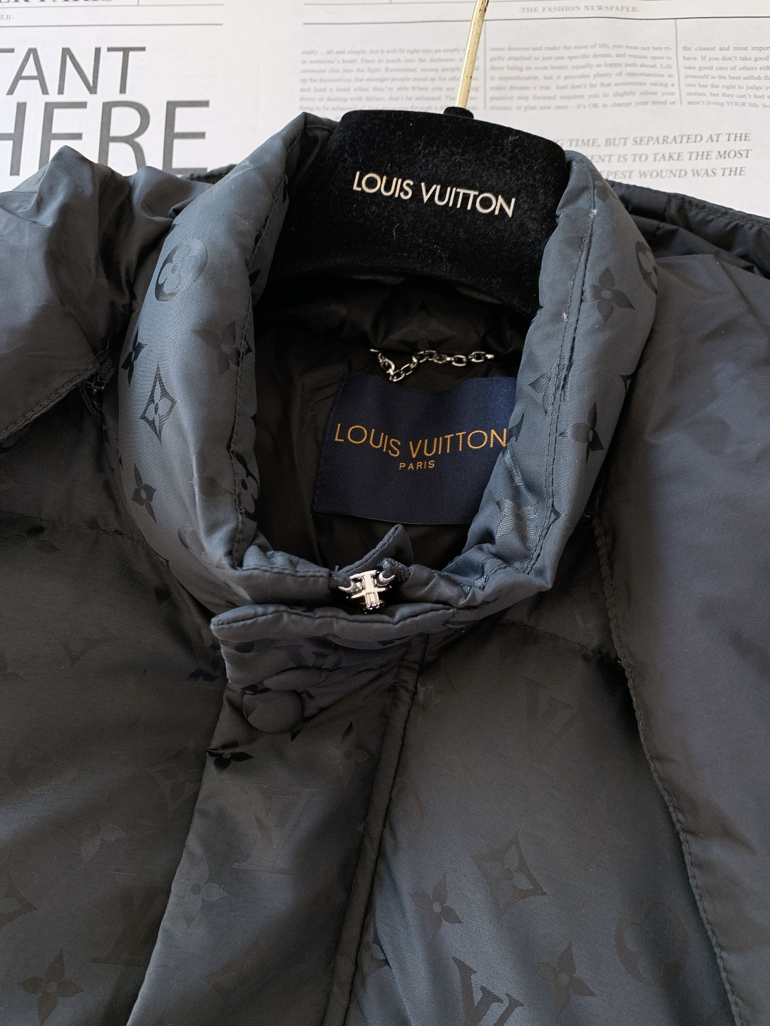 LouisVuitton 路易威登 2025FW秋冬新品 休闲连帽羽绒服。面料与保暖：外层是深墨绿暗纹面