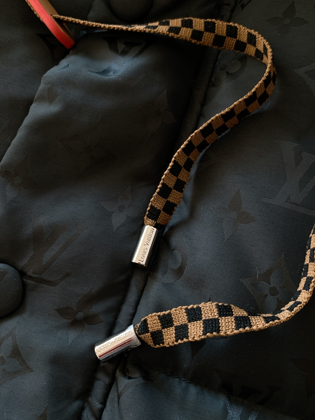 LouisVuitton 路易威登 2025FW秋冬新品 休闲连帽羽绒服。面料与保暖：外层是深墨绿暗纹面