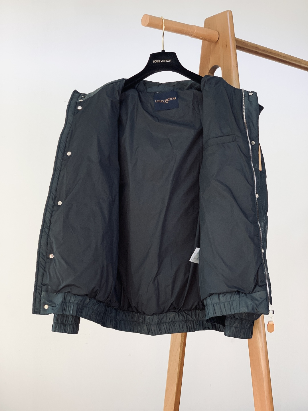 LouisVuitton 路易威登 2025FW秋冬新品 休闲连帽羽绒服。面料与保暖：外层是深墨绿暗纹面