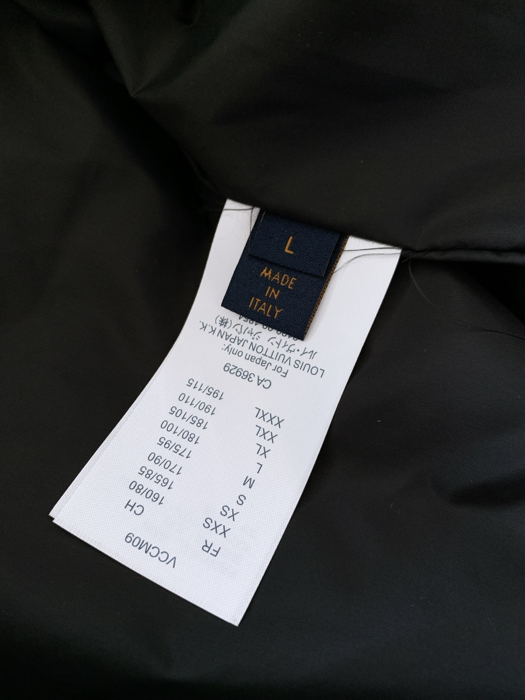 LouisVuitton 路易威登 2025FW秋冬新品 休闲连帽羽绒服。面料与保暖：外层是深墨绿暗纹面