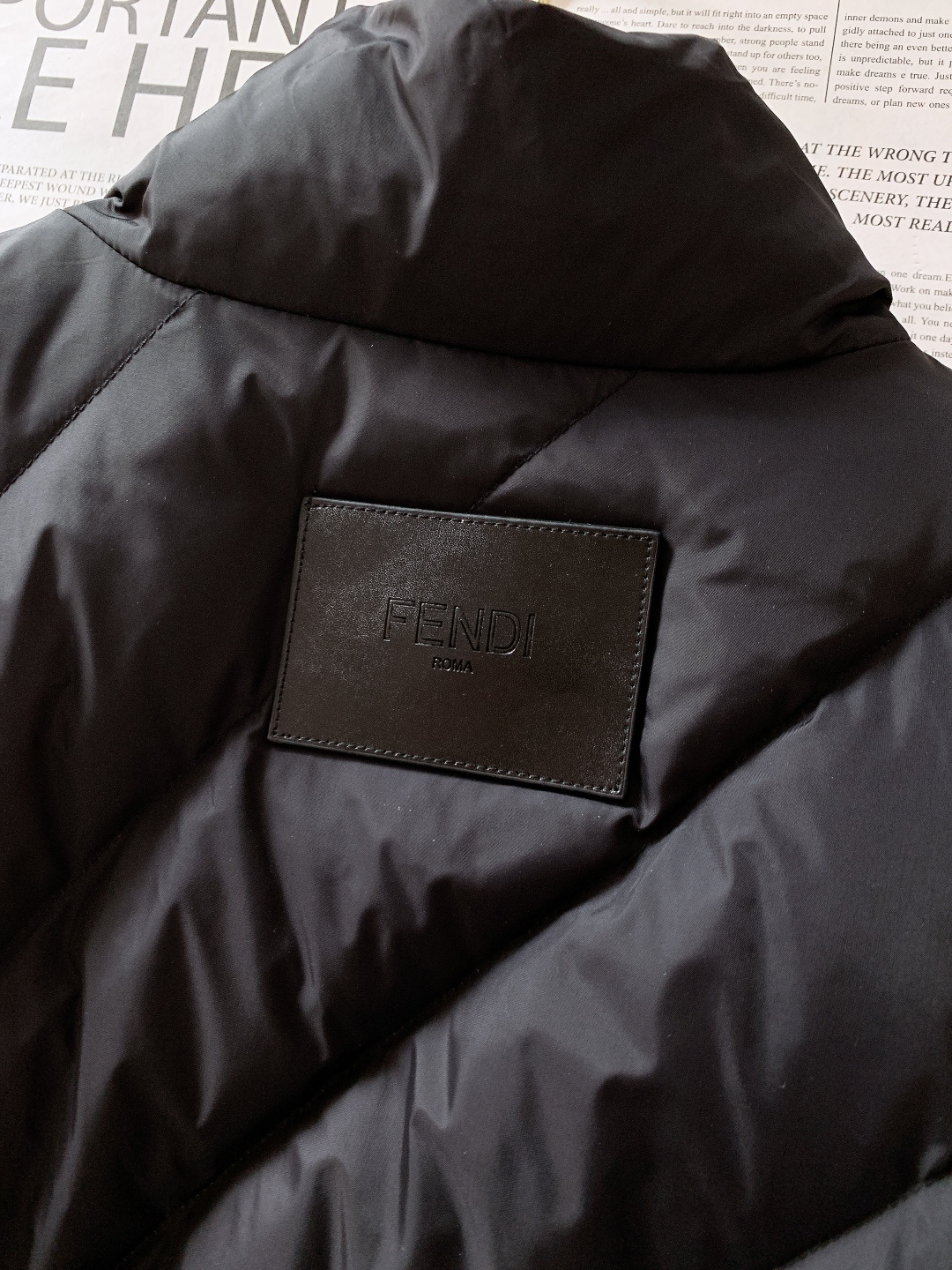 Fendi 芬迪 2025FW秋冬新品 双面穿夹克羽绒服，把两面风格与奢级保暖融于一身。面料与保暖：• 