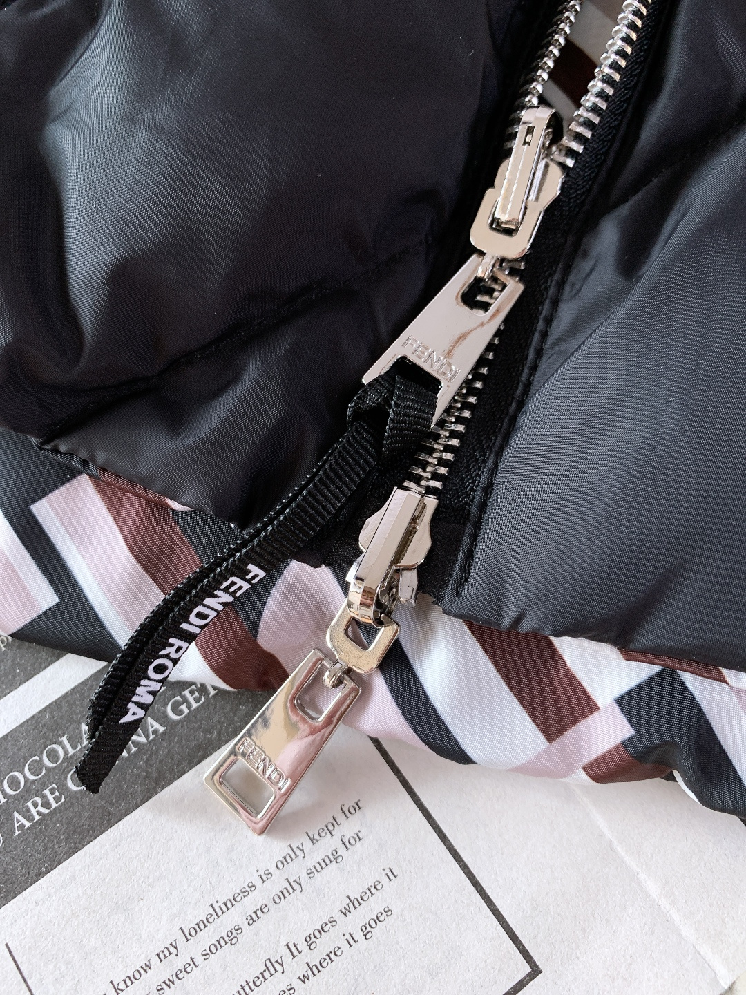 Fendi 芬迪 2025FW秋冬新品 双面穿夹克羽绒服，把两面风格与奢级保暖融于一身。面料与保暖：• 