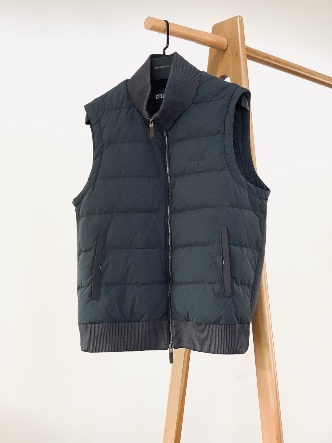 Ermenegildo Zegna 杰尼亚 2025FW秋冬新品休闲羽绒马甲，秋冬叠穿的“隐形王者”。•