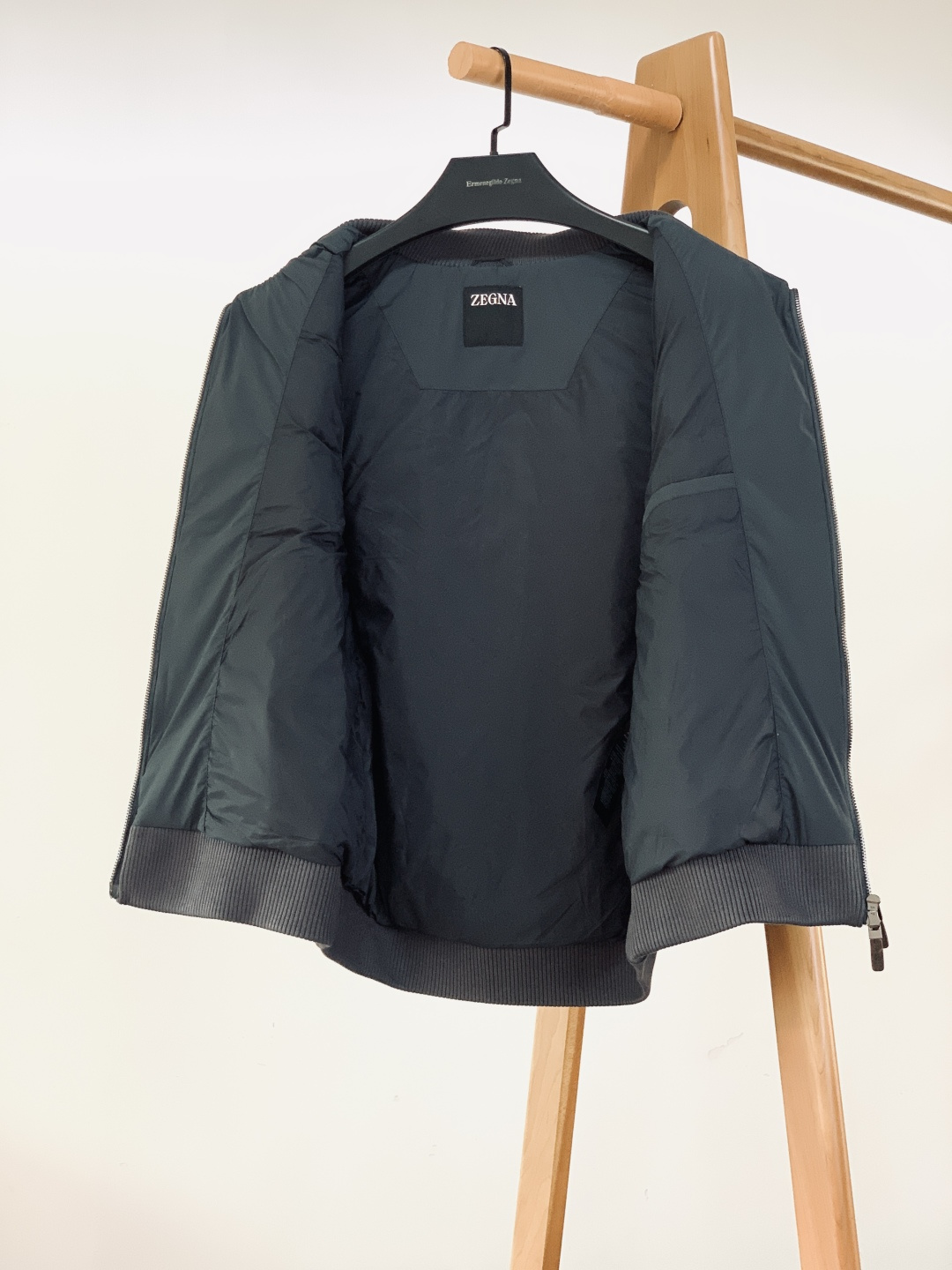 Ermenegildo Zegna 杰尼亚 2025FW秋冬新品休闲羽绒马甲，秋冬叠穿的“隐形王者”。•